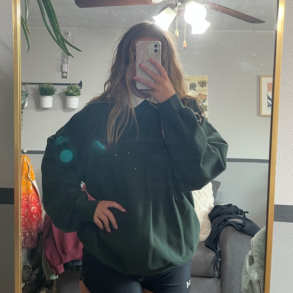 Green collard crewneck